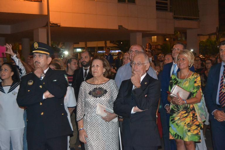 Cristo superaba el dintel de la parroquia sobre las 20.15 horas tras la primera 'levantá', realizada por la madrina del Cristo, María Pintor, &amp;quot;en honor a los que no están&amp;quot;, les animó el capataz. Ya fuera, y tras una ...