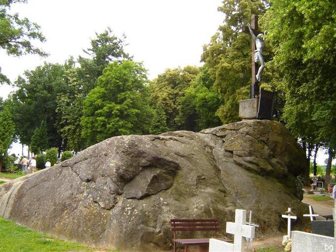 Głaz Trygław.JPG pl Największy w Polsce Głaz polodowcowy własne Brogaj 2008-07-13 Trygław in Tychowo