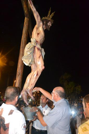 Cristo superaba el dintel de la parroquia sobre las 20.15 horas tras la primera 'levantá', realizada por la madrina del Cristo, María Pintor, &amp;quot;en honor a los que no están&amp;quot;, les animó el capataz. Ya fuera, y tras una ...