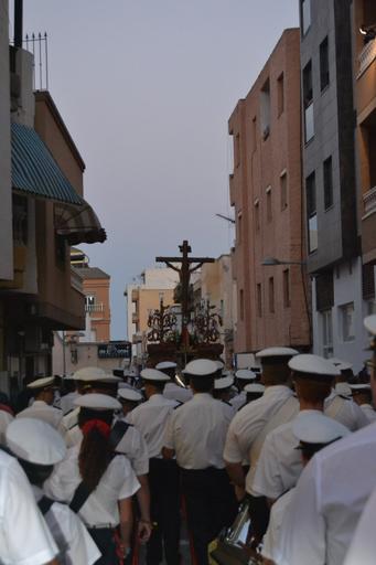 Cristo superaba el dintel de la parroquia sobre las 20.15 horas tras la primera 'levantá', realizada por la madrina del Cristo, María Pintor, &amp;quot;en honor a los que no están&amp;quot;, les animó el capataz. Ya fuera, y tras una ...