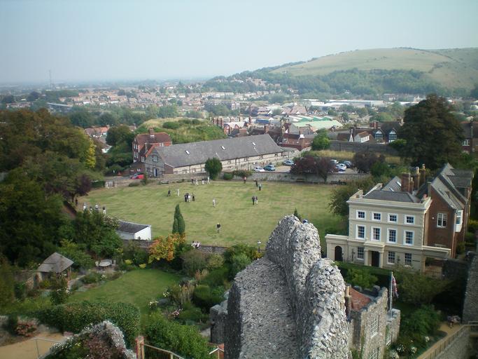 Lewes Castle Brack Mount 2.JPG en Brack Mount The Maltings and the bowls green at Lewes Castle East Sussex England own Charlesdrakew 2009-09-19 Lewes Castle Bowling greens in the United Kingdom