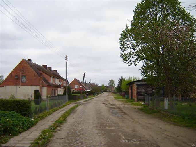Sadkowo.JPG pl Droga przez wieś własne Brogaj 2010-05-16 Sadkowo West Pomeranian Voivodeship