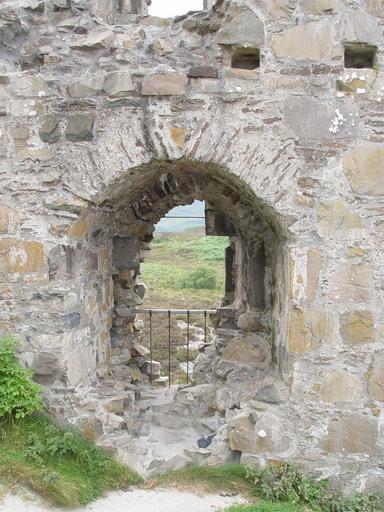 Dunakin Castle window.jpg en Interior view of a large window on the 1st level of Dunakin Castle aka Caisteal Maol Isle of Skye Scotland The thickness of the walls is very apparent Own Bryanmackinnon 2003-07 Check categories 2008 November 13 ...