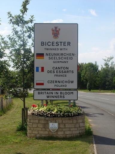 Tablica miejscowości Bicester.jpg en Bicester information board pl Tablica miejscowości Bicester - miasta partnerskie own Grego Arbago 2011-08-16 Launton Rd Biceter Oxfordshire Great Britain Cc-zero Bicester City limit signs in the United ...