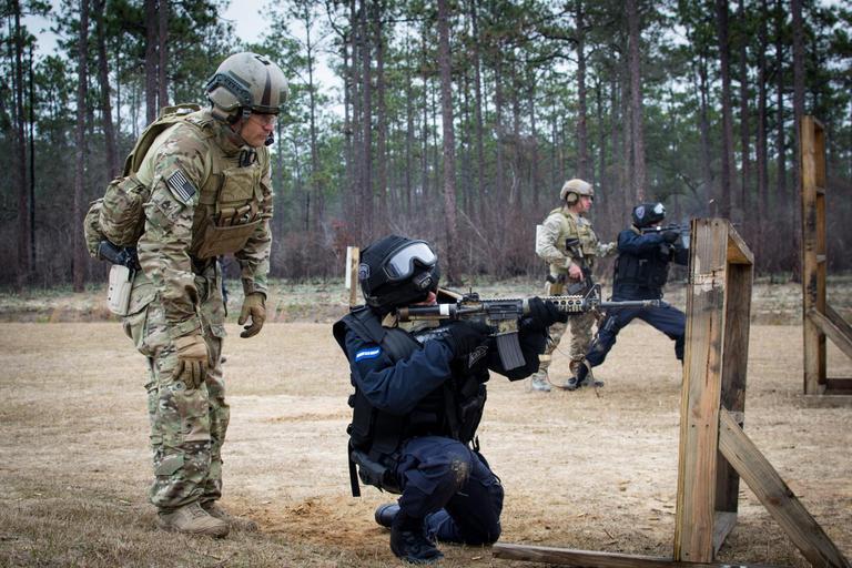 TIGRES Eglin AFB 383939.jpg en Green Berets assigned to the 7th Special Forces Group Airborne guide members of the Honduran Tigres during a shooting drill requiring them to engage targets from behind an obstacle at an Eglin Air Force Base ...