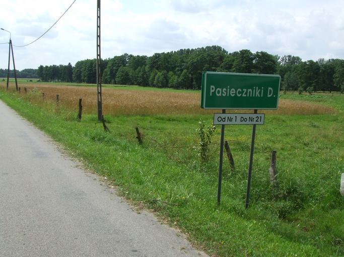 PasDln-signpost.jpg Wikiekspedycja2009 A signpost with the name of the village with the house numbers in the part of the village ahead Own rhn Own work all rights released Public domain Pasieczniki Duże City limit signs in Poland