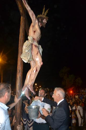 Cristo superaba el dintel de la parroquia sobre las 20.15 horas tras la primera 'levantá', realizada por la madrina del Cristo, María Pintor, &amp;quot;en honor a los que no están&amp;quot;, les animó el capataz. Ya fuera, y tras una ...