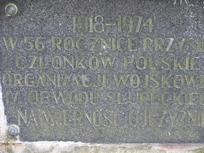 Tablica upamiętniająca przysięgę członków POW w Lądkowskim Borku.jpg pl Postument upamiętniający przysięgę członków POW IV Obwodu Słupeckiego na wierność Ojczyźnie autorstwa Maksymiliana Romana Peowiaka uczestnika Powstania ...