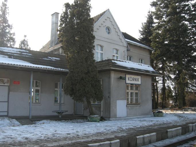 Kórnik stacja PKP - 2.jpg pl Dworzec PKP Kórnik Polska own Zdjęcie które sam robiłem w 22 02 2010 Koefbac 2010-02-22 Stacje i przystanki kolejowe w aglomeracji poznańskiej Train stations in Greater Poland Voivodeship Kórnik Railway ...