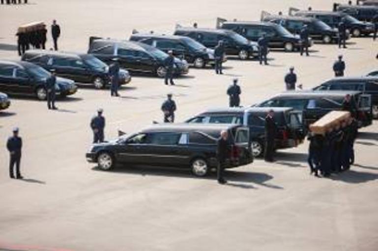 Convoy of cars ready to carry victims of MH-17.jpg en Convoy of cars ready to carry victims of MH-17 ms Konvoi kereta bersedia untuk membawa mangsa MH-17 zh-hans 车队护航准备运� �MH-17的遇难� �� � 2014-07-26 http //www defensie ...