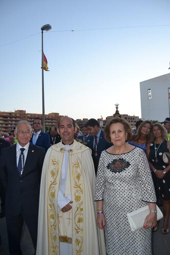 Cristo superaba el dintel de la parroquia sobre las 20.15 horas tras la primera 'levantá', realizada por la madrina del Cristo, María Pintor, &amp;quot;en honor a los que no están&amp;quot;, les animó el capataz. Ya fuera, y tras una ...