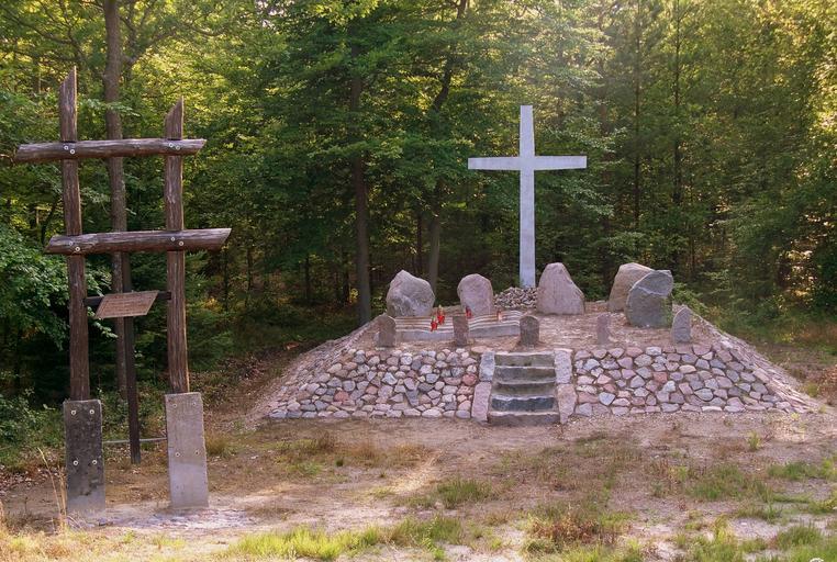 Mogiły.JPG pl Zbiorowa mogiła z 1895r budowniczych kolei własne Brogaj 2011-07-06 Cc-zero Kikowo West Pomeranian Voivodeship