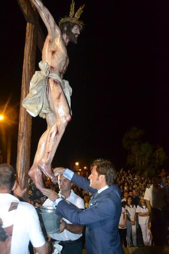Cristo superaba el dintel de la parroquia sobre las 20.15 horas tras la primera 'levantá', realizada por la madrina del Cristo, María Pintor, &amp;quot;en honor a los que no están&amp;quot;, les animó el capataz. Ya fuera, y tras una ...