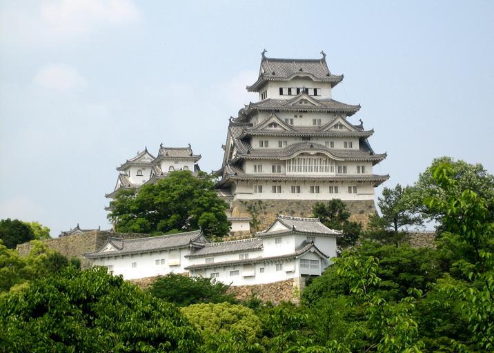 Himeji Castle 2008-05 angle.jpg Himeji Castle Japan View of left front corner Light blue sky 姫路城� �日� �� �前左から� �� �空� � Own 2008-05-18 Douglas P Perkins Douglaspperkins Himeji Castle Keep Tower