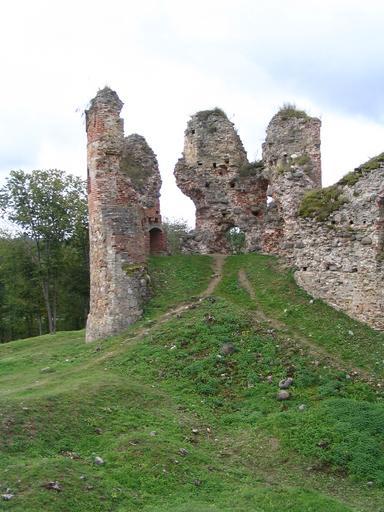 Vastseliina Castle SE tower inside.jpg en Ruins of the Vastseliina Castle SE tower from inside Part of the southern wall visible at right Left to the center the inner side of an arrow slit reconstructed in 1960s is visible own Otoomet ...