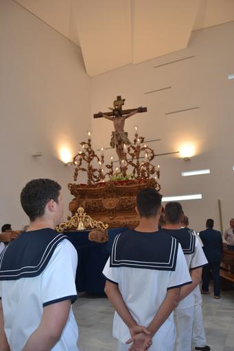 Cristo superaba el dintel de la parroquia sobre las 20.15 horas tras la primera 'levantá', realizada por la madrina del Cristo, María Pintor, &amp;quot;en honor a los que no están&amp;quot;, les animó el capataz. Ya fuera, y tras una ...