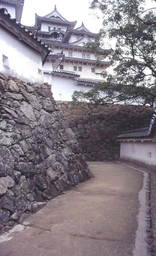 6320-(22P)-Himeji-R.jpg es Himeji Castle 1979-11-07 own Bigjap other versions cc-zero Gates of Himeji Castle 1979 at Himeji Castle