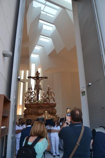 Cristo superaba el dintel de la parroquia sobre las 20.15 horas tras la primera 'levantá', realizada por la madrina del Cristo, María Pintor, &amp;quot;en honor a los que no están&amp;quot;, les animó el capataz. Ya fuera, y tras una ...