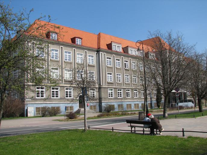 Podwala Staromiejskiego.tif pl Budynek Zespołu Szkół Łączności wzniesiony w 1959 r własne Ananke2011 19 April 2010 POL Gdańsk map svg Cc-zero Aggregate of Schools of Communication in Gdańsk 2010 in Gdańsk Spring in Gdańsk