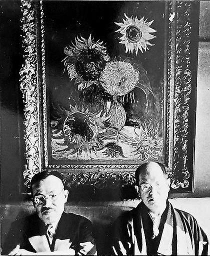 Mushanokoji Saneatsu and Koyata Yamamoto with Vincent van Gogh's "Sunflowers".jpg en Mushanokoji Saneatsu right and Koyata Yamamoto left with Vincent van Gogh's Sunflowers circa 1938 1938 http //webcache googleusercontent com/search q cache ...