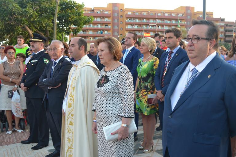 Cristo superaba el dintel de la parroquia sobre las 20.15 horas tras la primera 'levantá', realizada por la madrina del Cristo, María Pintor, &amp;quot;en honor a los que no están&amp;quot;, les animó el capataz. Ya fuera, y tras una ...
