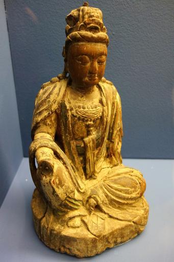 Seated bodhisattva (Guanyin), China, Song or Ming dynasty, 960-1624 AD, wood - Fitchburg Art Museum - DSC08735.JPG en Exhibit in the Fitchburg Art Museum Fitchburg Massachusetts USA This artwork is old enough so that it is in the public ...
