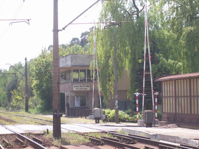 Kasa PKP w Puszczykowie.jpg pl Budynek kasy biletowej PKP i poczekalni na dworcu w Puszczykowie oraz przejazd widziane od strony dworca own Midhir 2009-05-17 Puszczykowo train station