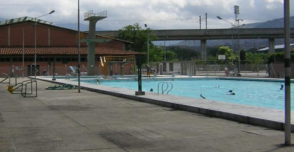 Piscina-UdeA.JPG Piscina Olimpica Universidad de Antioquia Medellín Colombia esta foto la tome yo y la libero al dominio público 2006-06-25 own assumed SajoR Ciudad Universitaria de Medellín Swimming pools in Colombia Spring towers