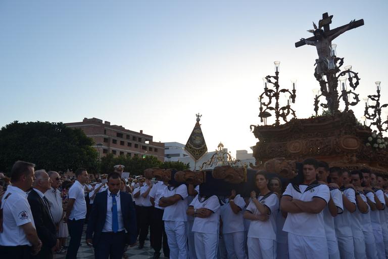 Cristo superaba el dintel de la parroquia sobre las 20.15 horas tras la primera 'levantá', realizada por la madrina del Cristo, María Pintor, &amp;quot;en honor a los que no están&amp;quot;, les animó el capataz. Ya fuera, y tras una ...