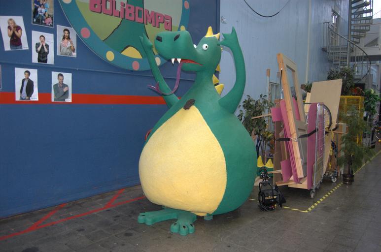 Bolibompadraken.jpeg En tre meter hög papier mache-drake som används som personifiering av Bolibompa Sveriges Televisions barnprogram Statyn står i SVT s lokaler tio meter från Bolibompastudion i Stockholm own eget foto 2010-04-17 ...