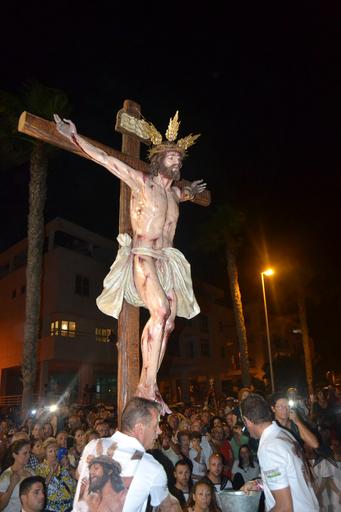 Cristo superaba el dintel de la parroquia sobre las 20.15 horas tras la primera 'levantá', realizada por la madrina del Cristo, María Pintor, &amp;quot;en honor a los que no están&amp;quot;, les animó el capataz. Ya fuera, y tras una ...