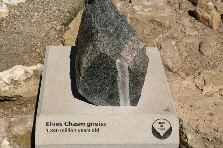 Elves Chasm gneiss Grand Village Canyon Arizona.jpg en Elves Chasm gneiss exhibit at Trail of Time near Grand Canyon Village Grand Canyon Arizona USA 2012-09-14 12 34 08 own Hermann Luyken 36 057702 -112 134082 cc-zero Uploaded with ...