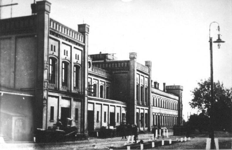 Leegetor Bahnhof Danzig.JPG pl Dworzec Brama Nizinna w Gdańsku de Leegetor Bahnhof in Danzig own digital collection Author ~ 1900 PD-old Brama Nizinna train station Gdańsk in the 1890s Demolished buildings in Gdańsk
