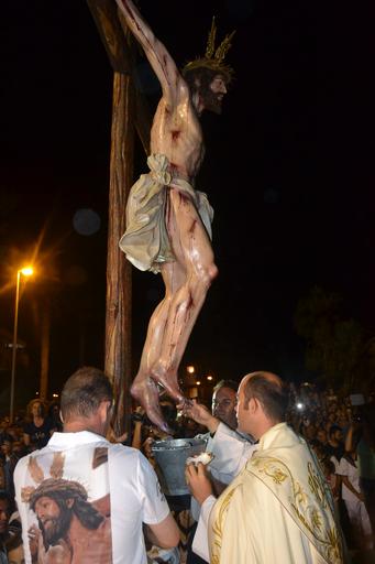 Cristo superaba el dintel de la parroquia sobre las 20.15 horas tras la primera 'levantá', realizada por la madrina del Cristo, María Pintor, &amp;quot;en honor a los que no están&amp;quot;, les animó el capataz. Ya fuera, y tras una ...