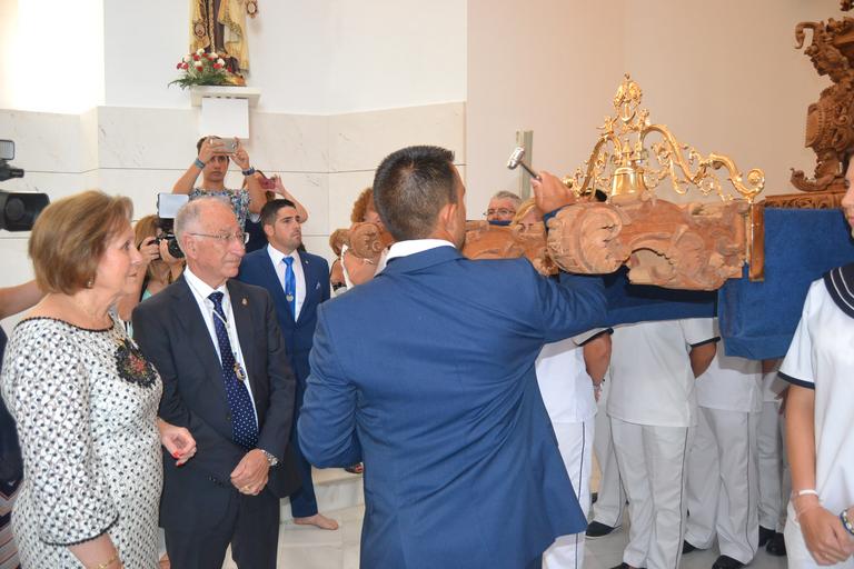 Cristo superaba el dintel de la parroquia sobre las 20.15 horas tras la primera 'levantá', realizada por la madrina del Cristo, María Pintor, &amp;quot;en honor a los que no están&amp;quot;, les animó el capataz. Ya fuera, y tras una ...