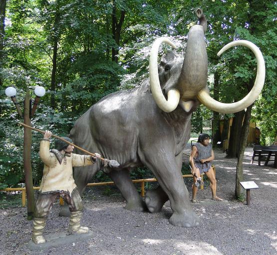 Mamut Park Dinozaurów Nowiny Wielkie.jpg pl Scena polowania na mamuta - Park Dinozaurów Nowiny Wielkie own Kapitel 2013 Trapped Mammoth scene Cc-zero