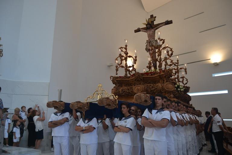Cristo superaba el dintel de la parroquia sobre las 20.15 horas tras la primera 'levantá', realizada por la madrina del Cristo, María Pintor, &amp;quot;en honor a los que no están&amp;quot;, les animó el capataz. Ya fuera, y tras una ...