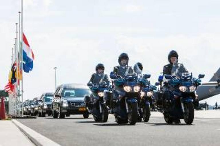 Convoy of MH-17 victims on the highway 02.jpg en Convoy of MH-17 victims on the highway after arrival at Eindhoven Airport ms Konvoi mangsa MH-17 berada di lebuh raya selepas ketibaan di Lapangan Terbang Eindhoven zh-hans 抵达埃因� ...