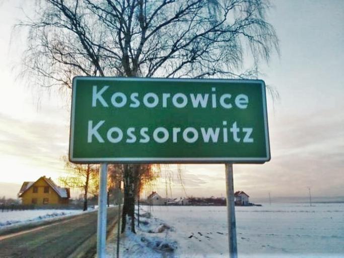 Kosorowice.jpeg pl Tablica miejscowości Kosorowice de Polnisch-deutsches Ortsschild in Kossorowitz / Kosorowice in Oberschlesien own Marcinek com Bilingual Polish-German city limit signs in Silesia Kosorowice