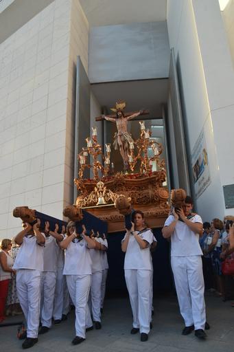 Cristo superaba el dintel de la parroquia sobre las 20.15 horas tras la primera 'levantá', realizada por la madrina del Cristo, María Pintor, &amp;quot;en honor a los que no están&amp;quot;, les animó el capataz. Ya fuera, y tras una ...