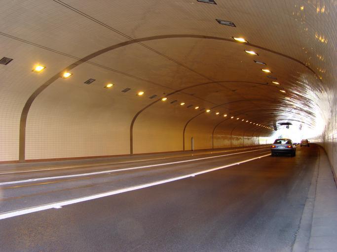 Tunel WZ 2009 01.jpg en W-Z Road tunnel Warsaw built 1949 own self-made photograph Szczebrzeszynski 2009-09-19 Tunnel under the Royal Castle Square in Warsaw