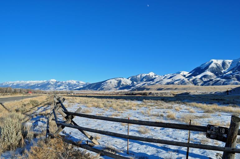 WestslopeAbsarokaRangeMontana.jpg en West side of Absaroka Range in Paradise Valley near Emigrant Montana 2009 own Mike 2009-12-26 Absaroka Range Fences in Montana Paradise Valley Montana