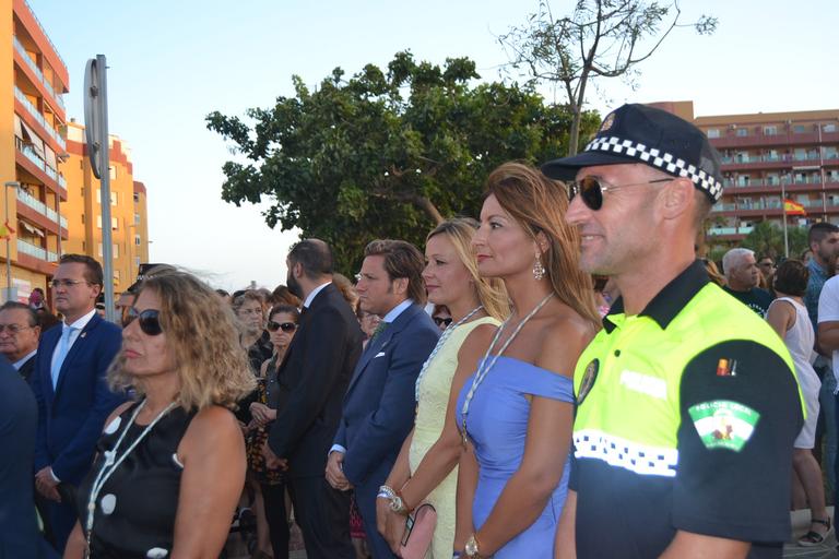 Cristo superaba el dintel de la parroquia sobre las 20.15 horas tras la primera 'levantá', realizada por la madrina del Cristo, María Pintor, &amp;quot;en honor a los que no están&amp;quot;, les animó el capataz. Ya fuera, y tras una ...