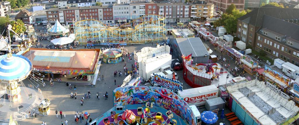 Moerser Kirmes 2009 Panorama.jpg Panorama der Moerser Kirmes auf dem Friedrich-Ebert-Platz own 2009-09-08 <span class IPA >kaʁstn</span> ImageNote 1 1059 167 1466 557 4459 1866 2 Deutsch �Berg und Tal -Achterbahn English The roller coaster ...