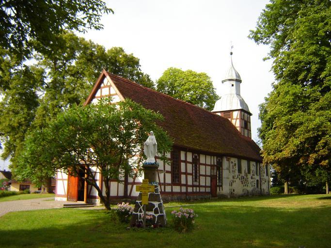 Kościół w Tychowie 2008.JPG 657551 pl Kościół parafialny w Tychowie własne Brogaj 2008-08-10 Cc-zero Our Lady of Perpetual Help church in Tychowo