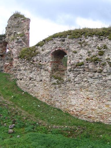 Vastseliina Castle Southern Wall SE tower.jpg en Vastseliina Castle Southern wall from inside Ruins of SE tower visible at left Note the big embrasure for cannons in the wall and the thick layer of rubble inside of the tower own Otoomet ...