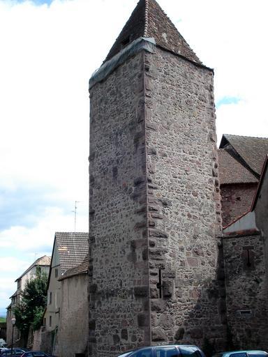 Riquewihr Tour des Voleurs.JPG fr Riquewihr dép Ht -Rhin France Tour des Voleurs tour de défense de la muraille d'enceinte XVIe siècle own Torsade de Pointes 2008-07-21 Photographie personnelle Domaine public PA00085603 City walls and ...