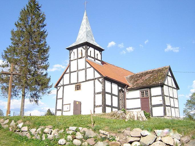 Kościół w Kowalkach.JPG pl Kościół w Kowalkach własne Brogaj 2007-05-05 Saint Stanislaus church in Kowalki