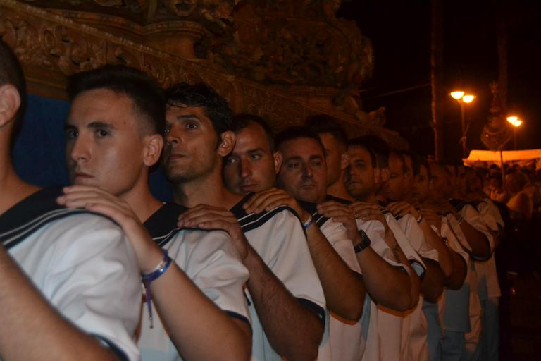 Cristo superaba el dintel de la parroquia sobre las 20.15 horas tras la primera 'levantá', realizada por la madrina del Cristo, María Pintor, &amp;quot;en honor a los que no están&amp;quot;, les animó el capataz. Ya fuera, y tras una ...