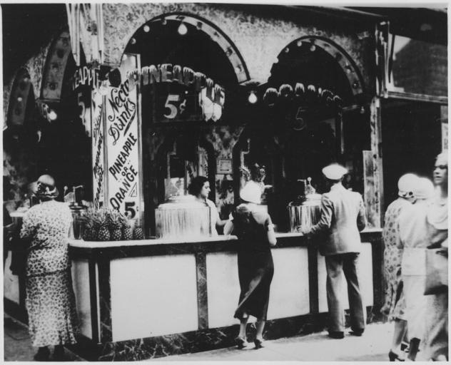Refreshment stand in New York City where pineapple and orange nectar drinks are sold for 5 cents, 07-1932 - NARA - 541881.jpg Scope and content General notes 541881 Local identifier 306-NT-172 539c U S Information Agency 08/01/1953 - 03/27/...